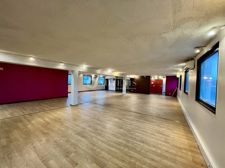 Retail in Franconville to rent - Interior Photo - Image 2 of 6