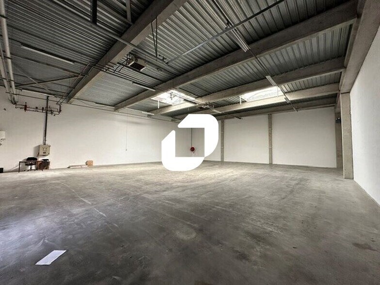 Light Industrial in Le Bourget to rent - Interior Photo - Image 2 of 20
