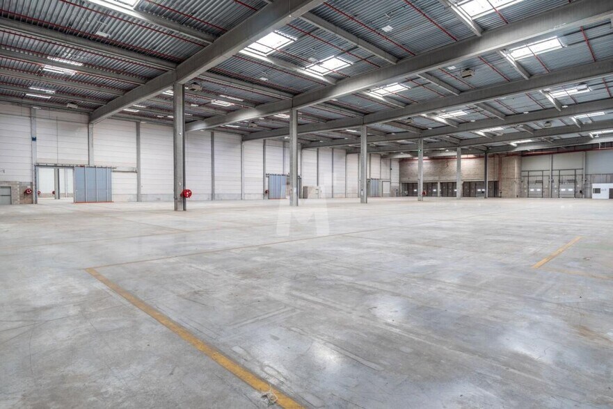 Industrial in Combs-la-Ville to rent - Building Photo - Image 3 of 17