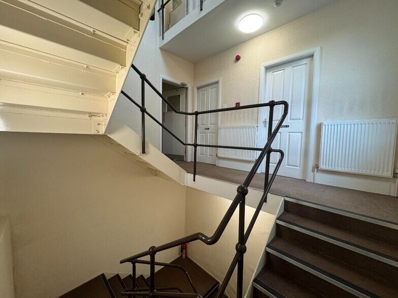 93 High St, Chesterfield to rent - Interior Photo - Image 3 of 9