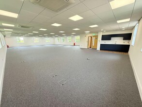 4240 Park Appr, Leeds to rent Interior Photo- Image 1 of 7