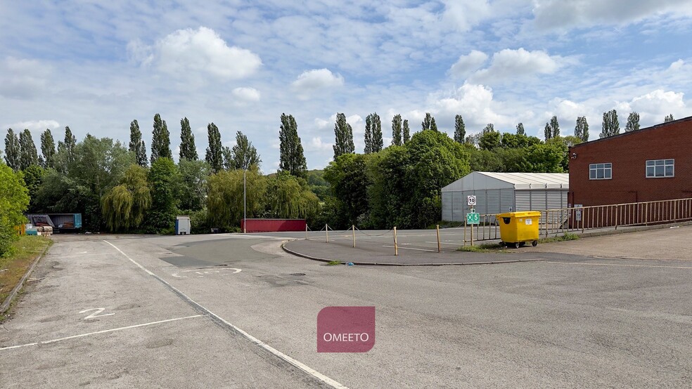 Hallam Fields Rd, Ilkeston to rent - Primary Photo - Image 1 of 2