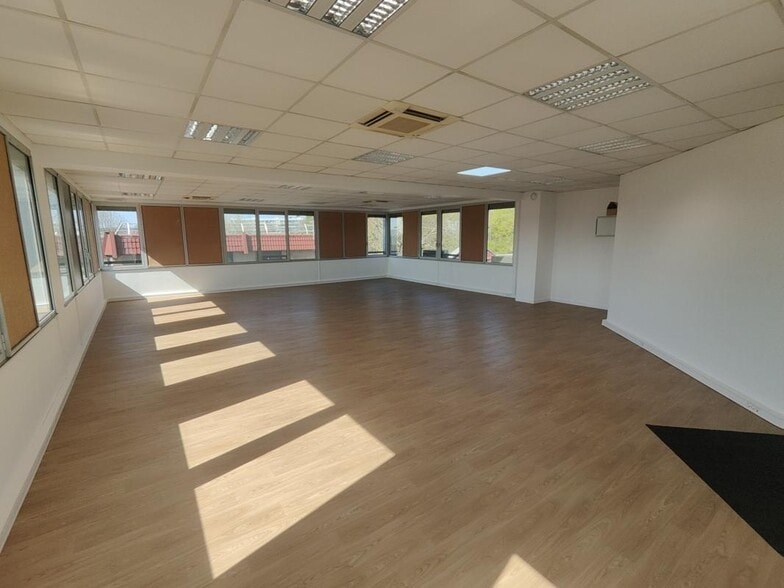 6 Rue René Cassin, Massy to rent - Building Photo - Image 2 of 8