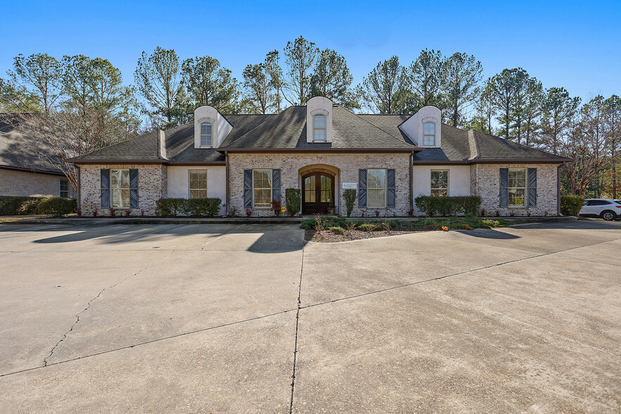 579 Lakeland East Dr, Flowood, MS for rent - Building Photo - Image 1 of 4