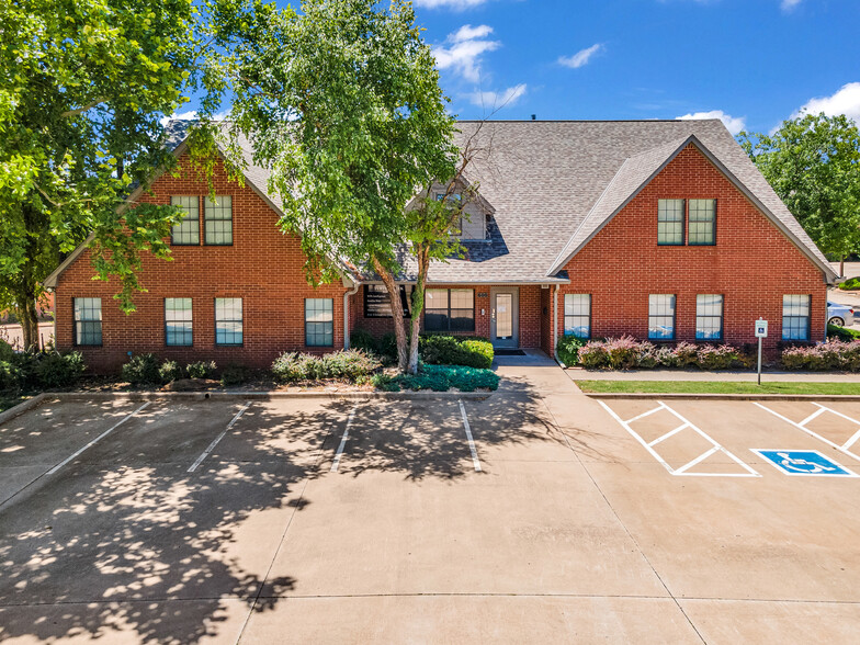 1900 E 15th St, Edmond, OK for rent - Building Photo - Image 1 of 1