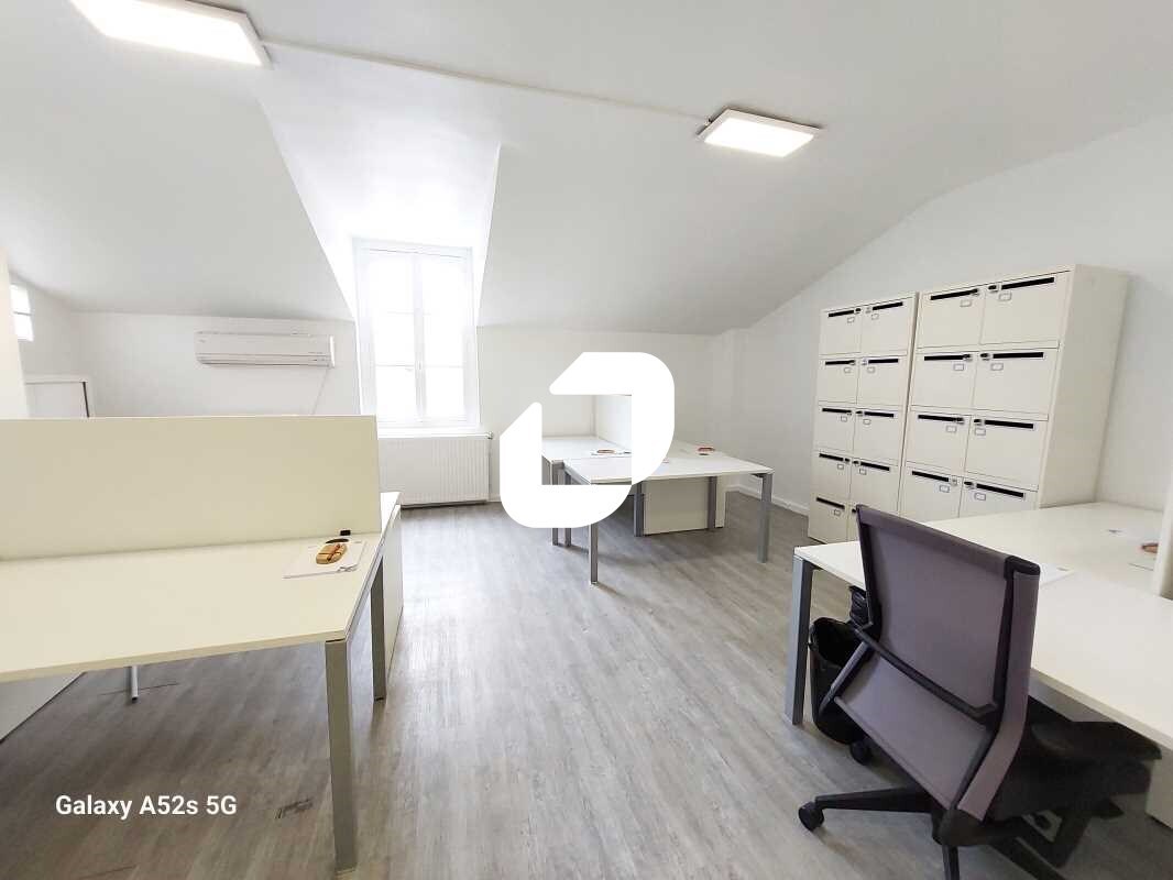 Office in Versailles to rent Interior Photo- Image 1 of 6