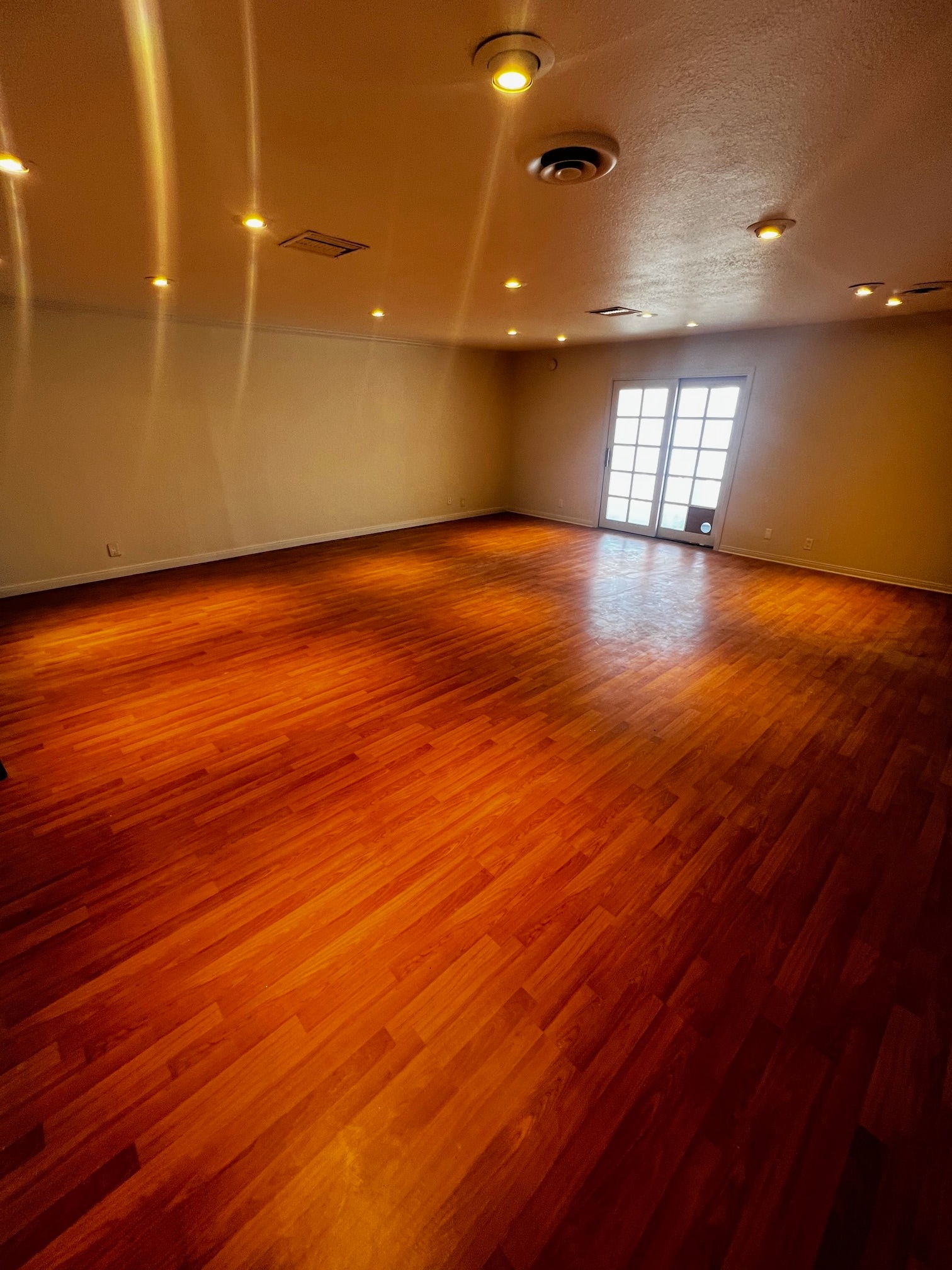 18582 Beach Blvd, Huntington Beach, CA to rent Interior Photo- Image 1 of 1