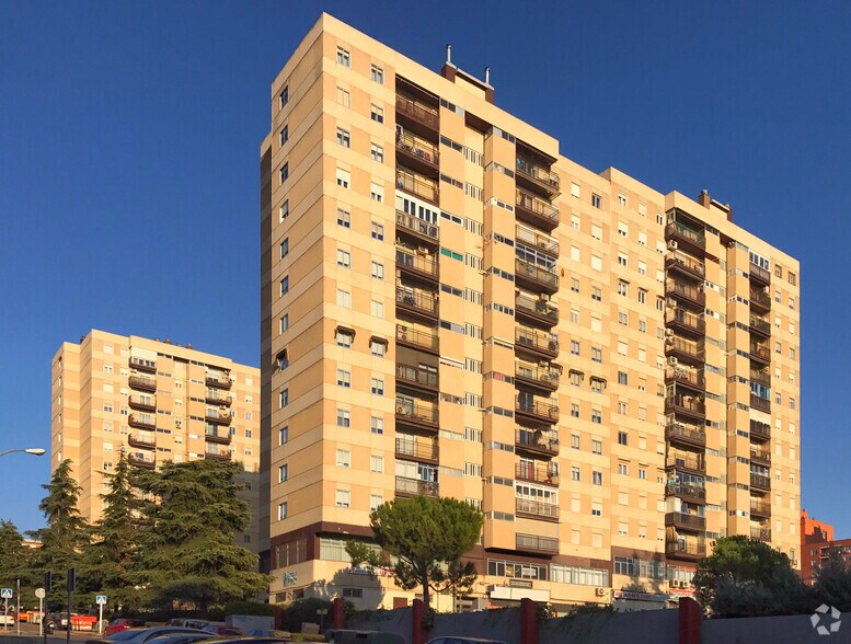 Avenida de Rafael Alberti, 16, Madrid, Madrid to rent - Primary Photo - Image 1 of 2