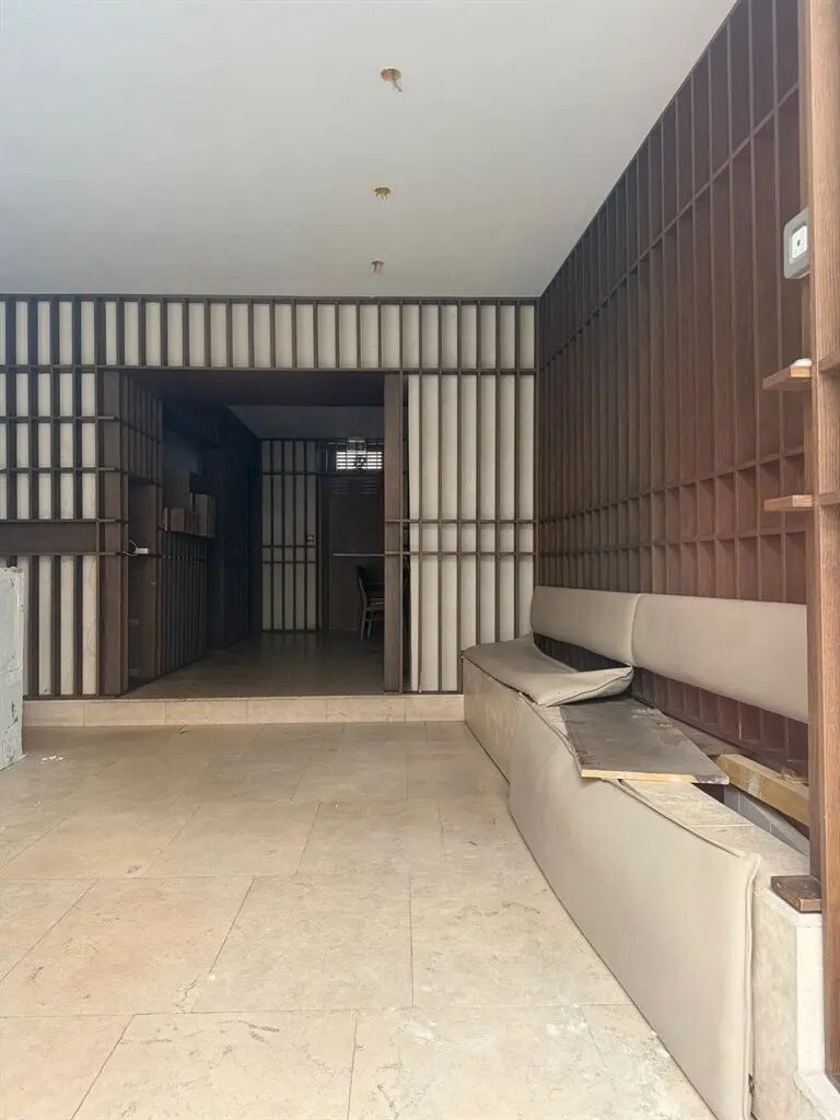 Retail in Paris to rent Interior Photo- Image 1 of 4