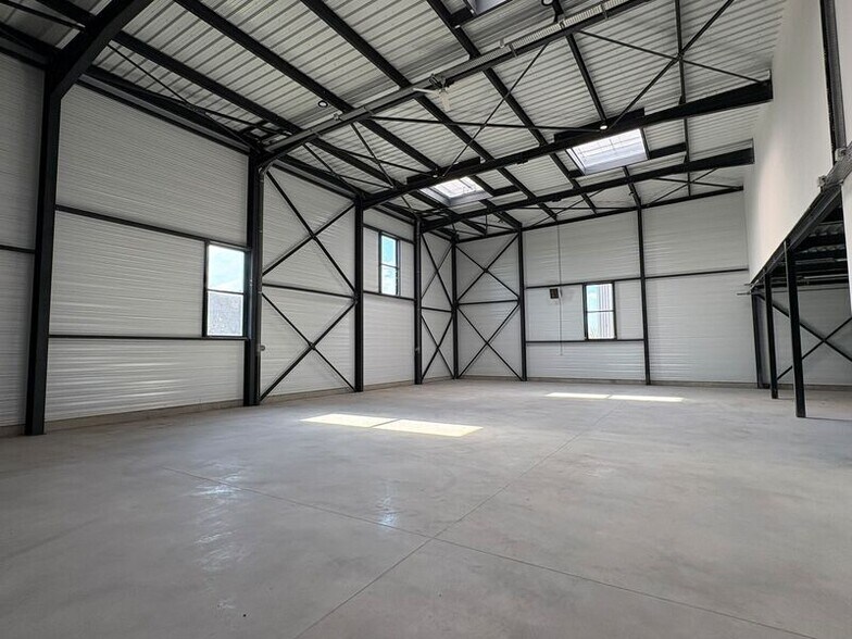 Light Industrial in Colombier-Saugnieu to rent - Interior Photo - Image 1 of 8