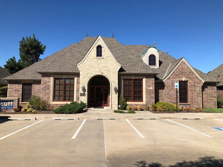 813 E 33rd St, Edmond, OK 73013 UK