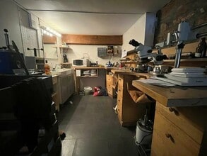 Retail in Lyon to rent Interior Photo- Image 2 of 3