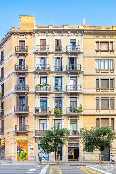 Retail in Barcelona, Barcelona to rent - Primary Photo - Image 1 of 1