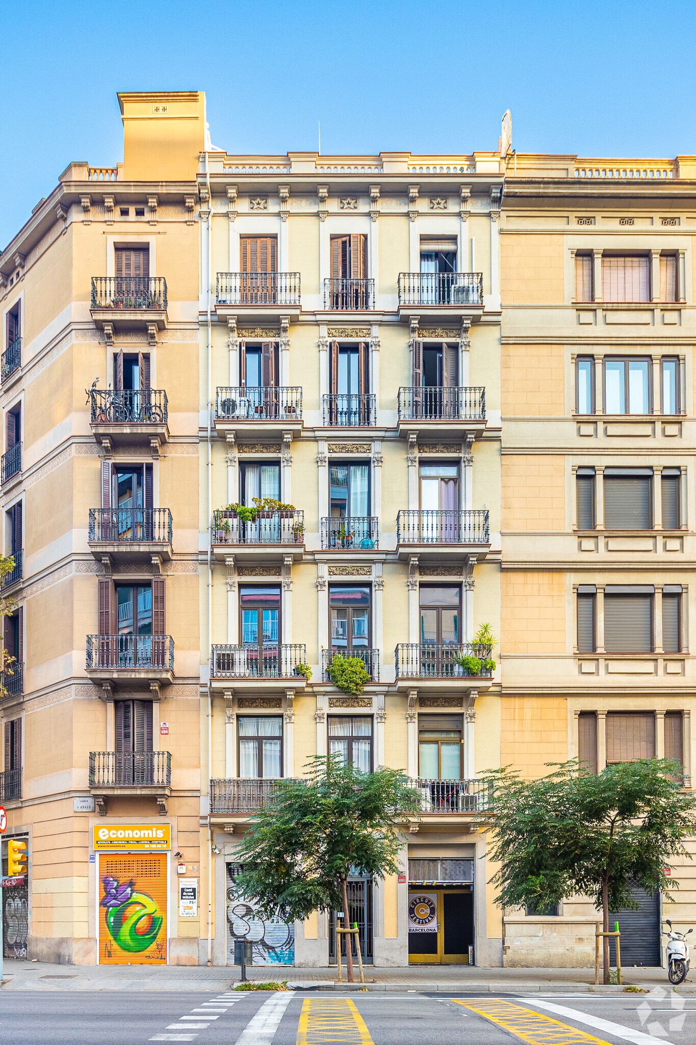 Retail in Barcelona, Barcelona to rent Primary Photo- Image 1 of 2