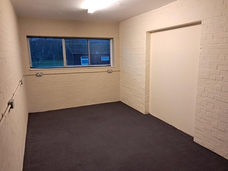 108-109 Liscombe, Bracknell to rent - Interior Photo - Image 2 of 4