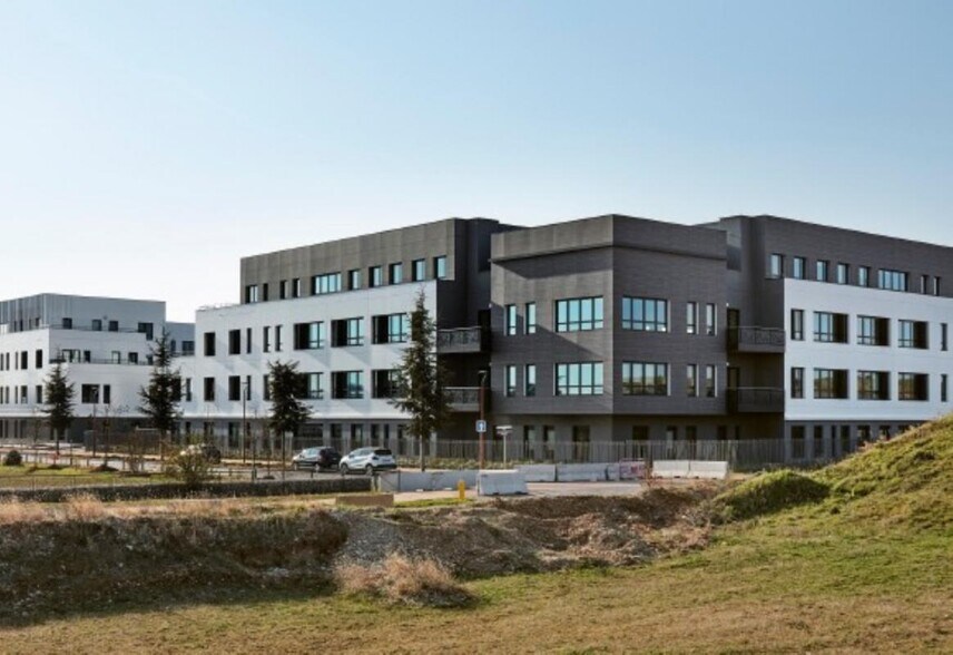Office in Genas to rent - Building Photo - Image 2 of 8