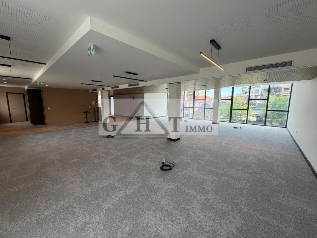 Office in Saint-Maur-des-Fossés to rent Building Photo- Image 1 of 8