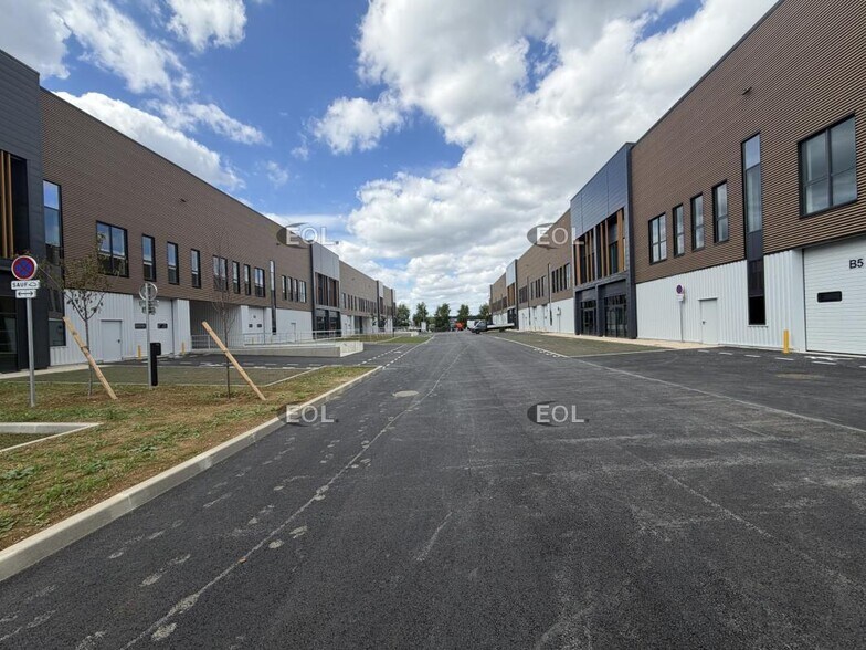 Light Industrial in Wissous to rent - Building Photo - Image 2 of 6