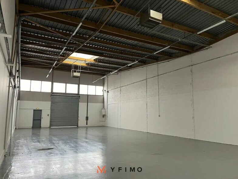 Light Industrial in Coignières to rent - Interior Photo - Image 3 of 4