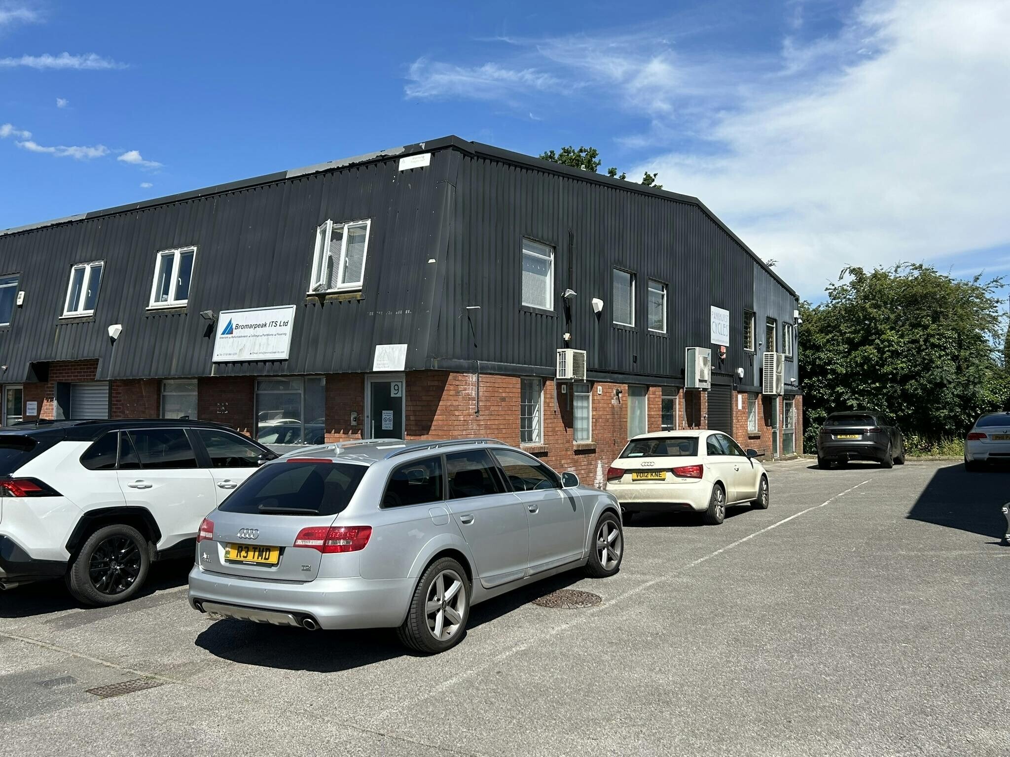 Horseshoe Rd, Reading to rent Building Photo- Image 1 of 8