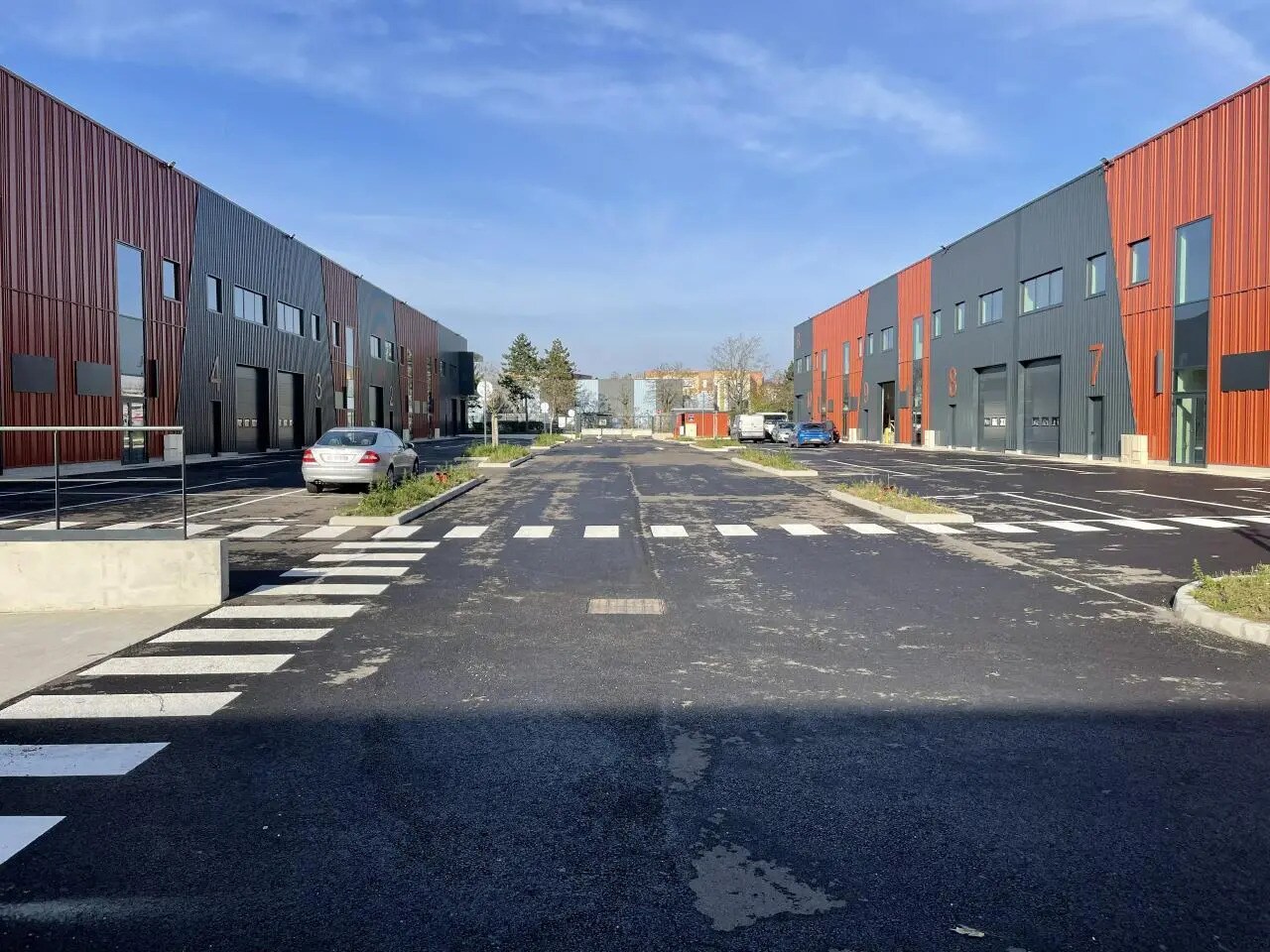 Light Industrial in SAINT-OUEN-L'AUMONE to rent Building Photo- Image 1 of 10