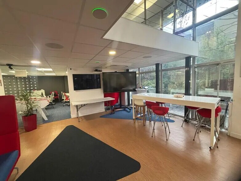 Industrial in Puteaux to rent - Building Photo - Image 2 of 14