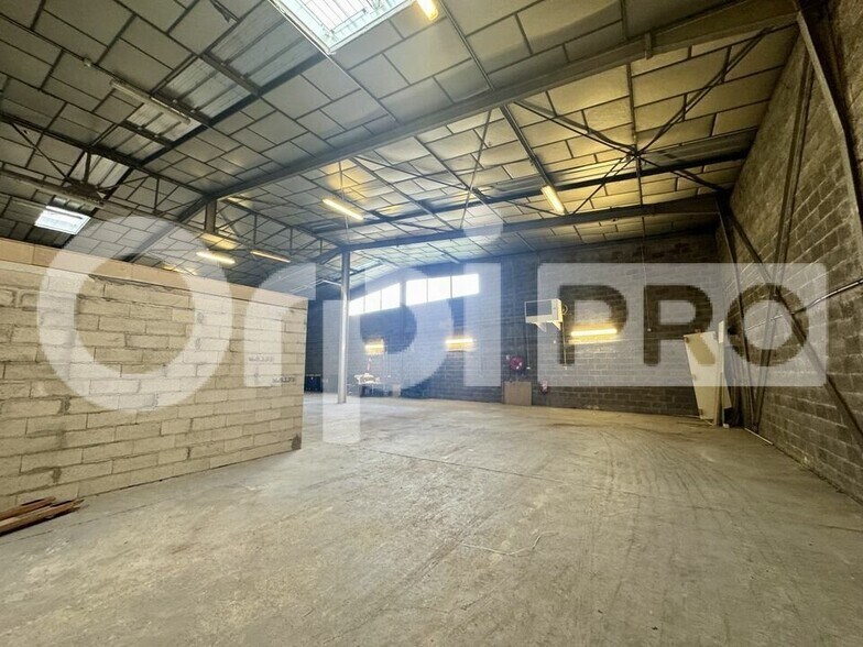 Light Industrial in Morangis to rent - Building Photo - Image 2 of 10