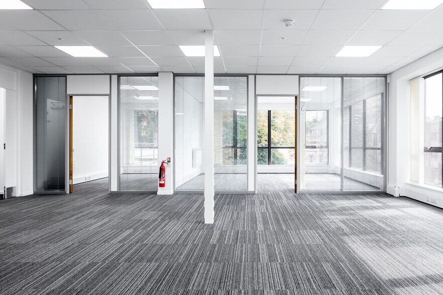 2 Lorne Park Rd, Bournemouth to rent - Interior Photo - Image 3 of 19