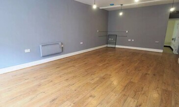 31 Market St, High Peak to rent Interior Photo- Image 2 of 10