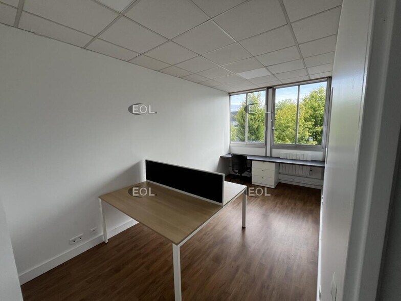 Light Industrial in Coignières to rent - Interior Photo - Image 3 of 7
