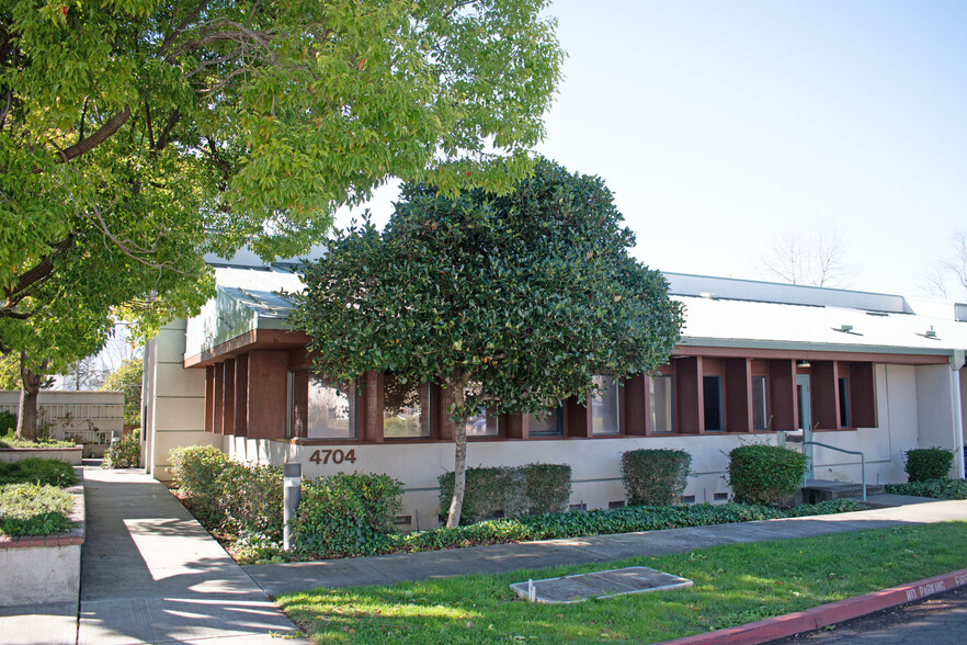 4704 Hoen Ave, Santa Rosa, CA for rent - Building Photo - Image 1 of 4