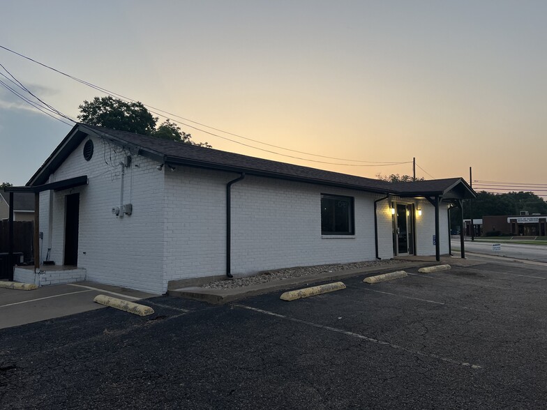 418 W Chambers St, Cleburne, TX for rent - Building Photo - Image 1 of 23