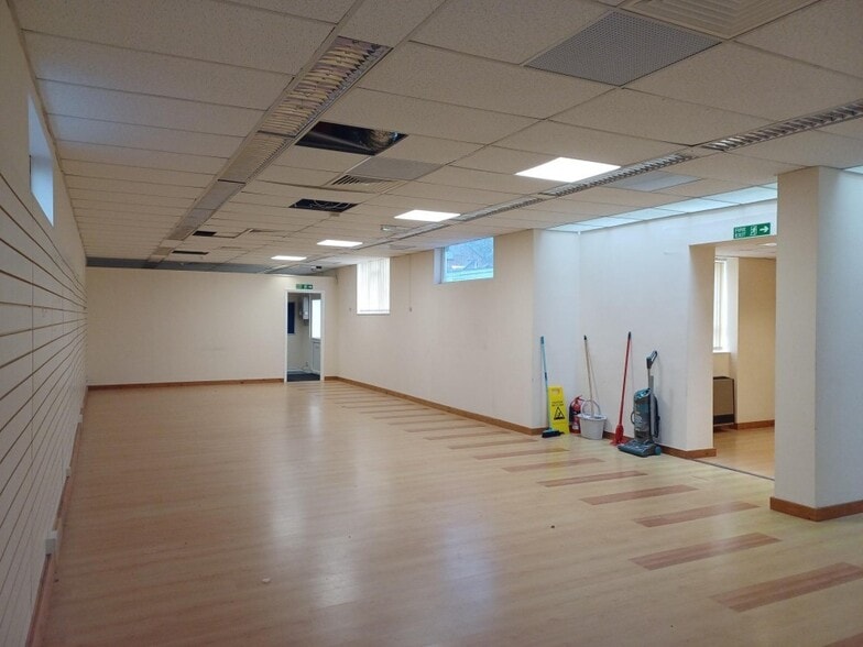 27 Crown St, Kettering to rent - Interior Photo - Image 2 of 4