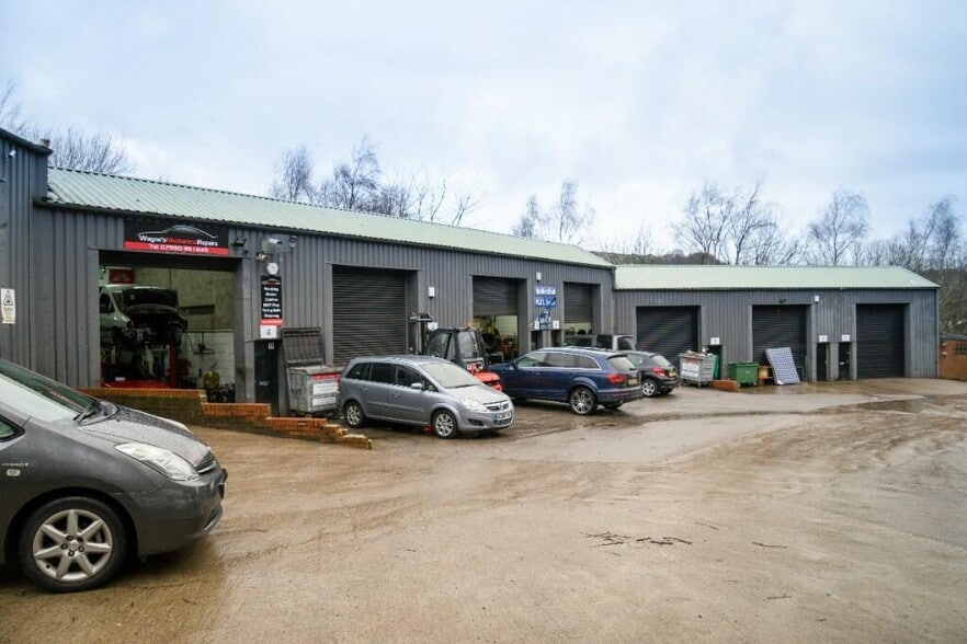 Manchester Rd, Linthwaite to rent - Building Photo - Image 3 of 31