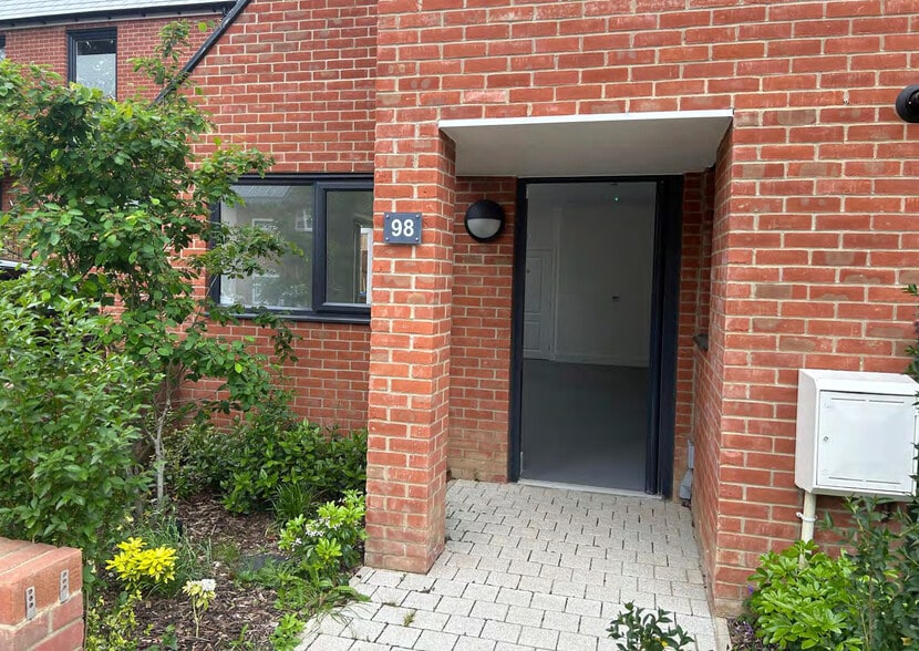 98 Willingale Rd, Loughton to rent - Building Photo - Image 2 of 5