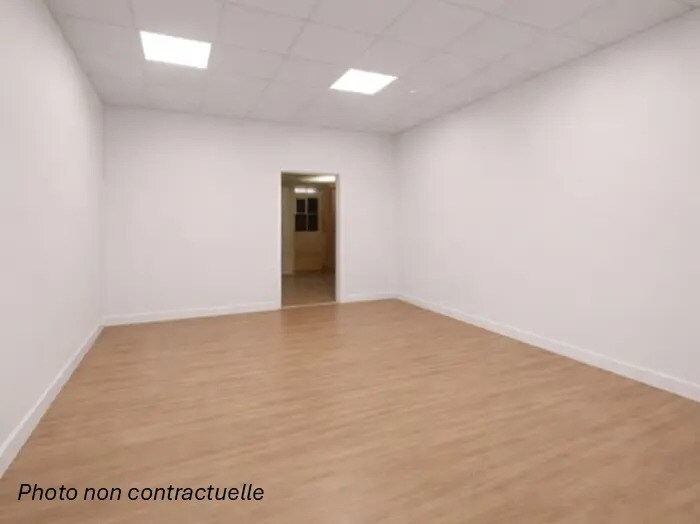 Retail in Nantes to rent - Interior Photo - Image 2 of 2