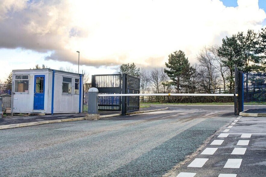 Cowm Top Ln, Rochdale to rent - Building Photo - Image 3 of 13