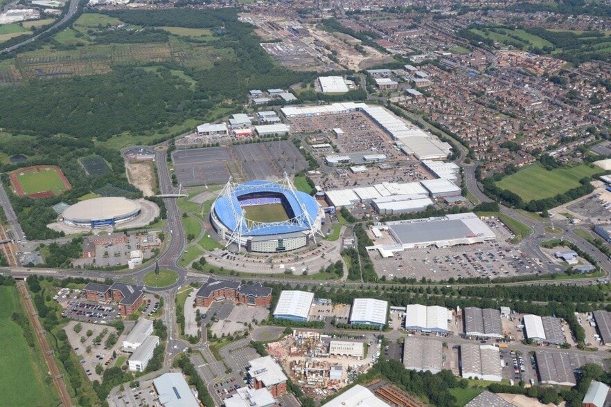 Burnden Way, Bolton to rent - Building Photo - Image 2 of 6