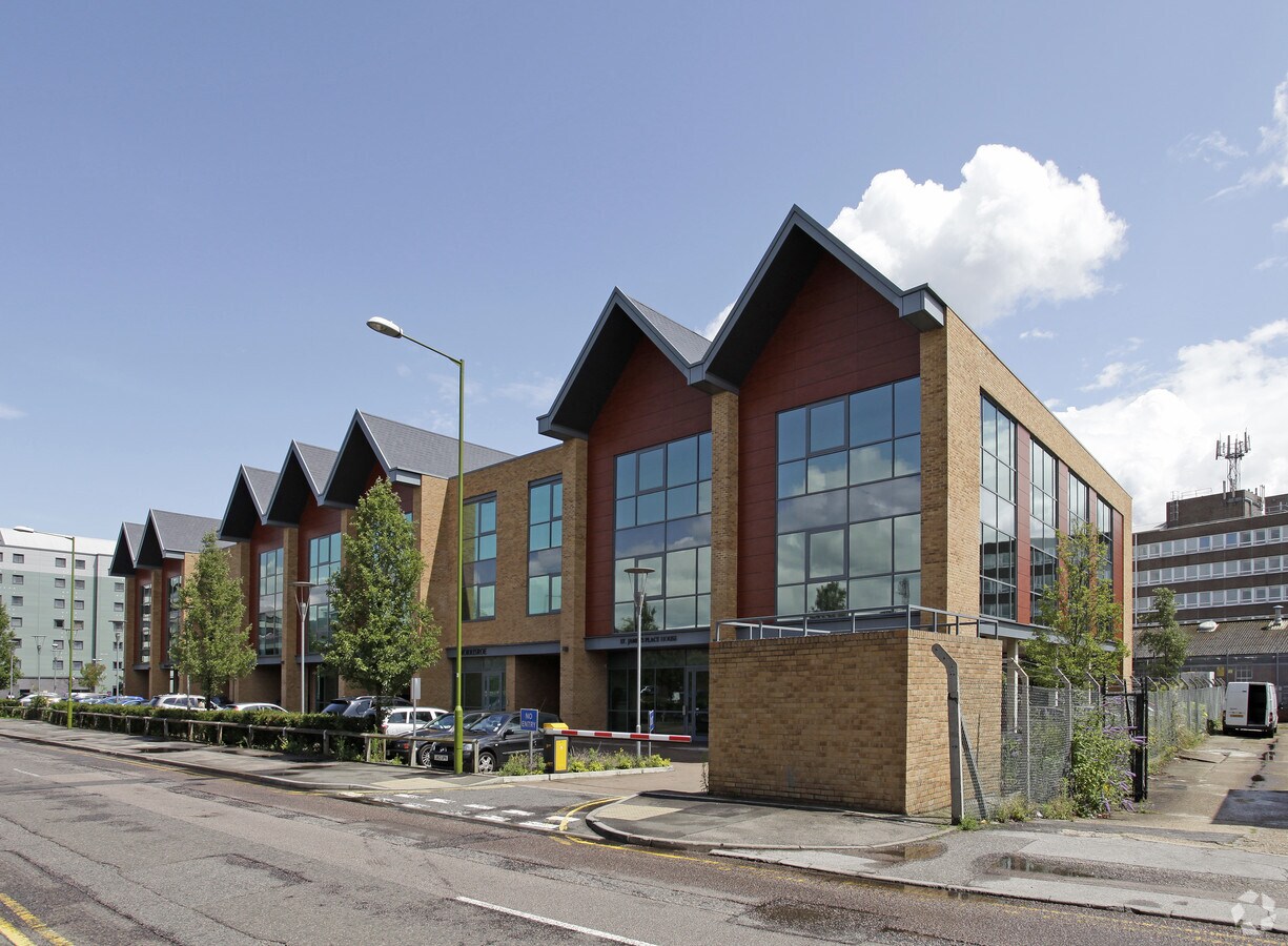 Warwick Rd, Borehamwood WD6 1GS Oaks Court