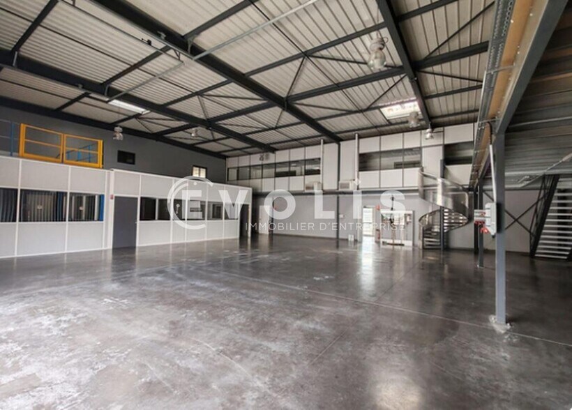 2 Chemin Des Plattes, Vourles to rent - Interior Photo - Image 2 of 13