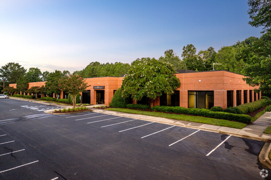 4828 Parkway Plaza Blvd, Charlotte, NC for rent - Building Photo - Image 1 of 9