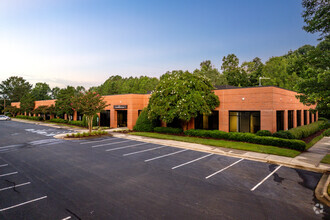 4828 Parkway Plaza Blvd, Charlotte, NC for rent Building Photo- Image 1 of 10