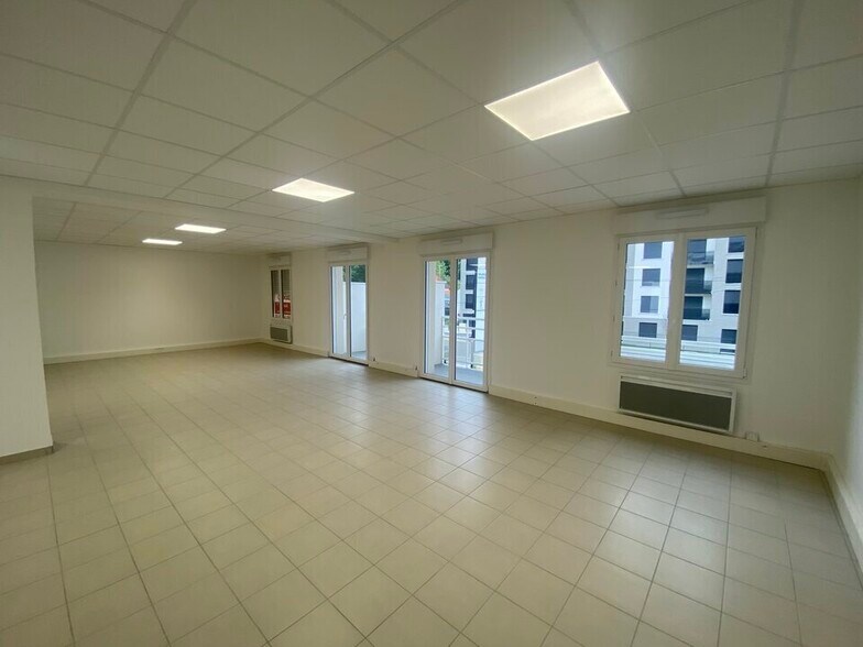 Office in Morsang-sur-Orge to rent - Interior Photo - Image 1 of 5