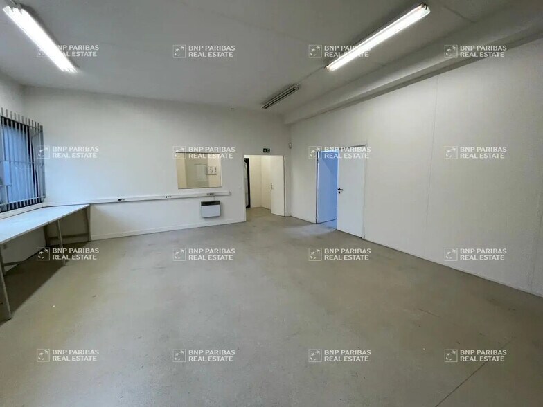 Light Industrial in Champs-sur-Marne to rent - Interior Photo - Image 3 of 9