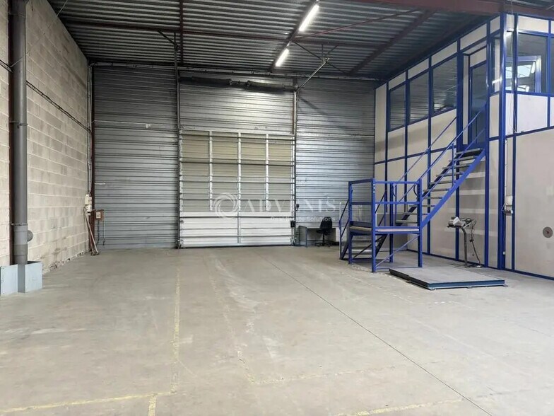 Light Industrial in Saint-Soupplets to rent - Interior Photo - Image 3 of 11