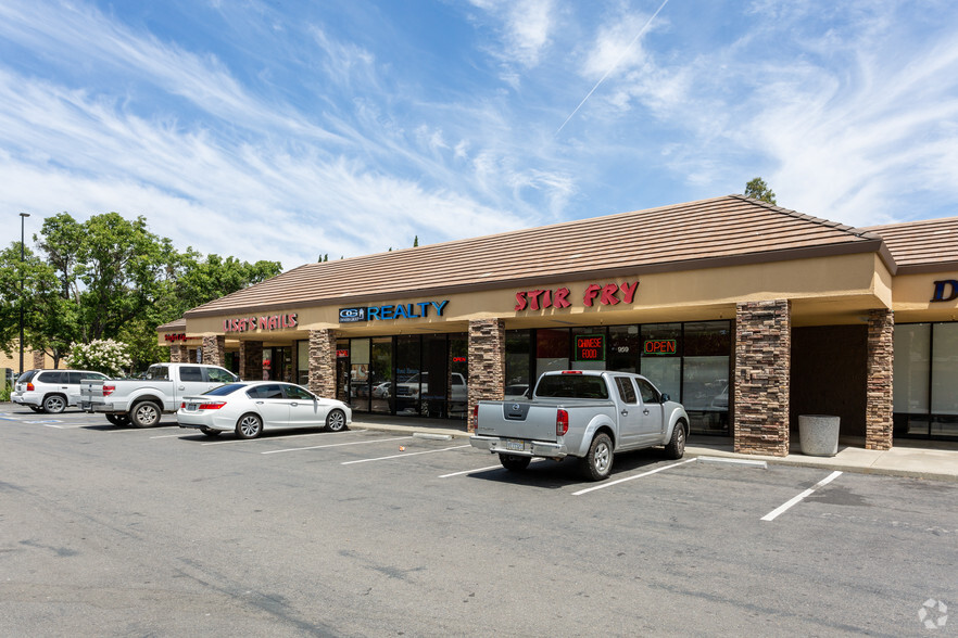 941-1045 Alamo Dr, Vacaville, CA for rent - Building Photo - Image 2 of 6