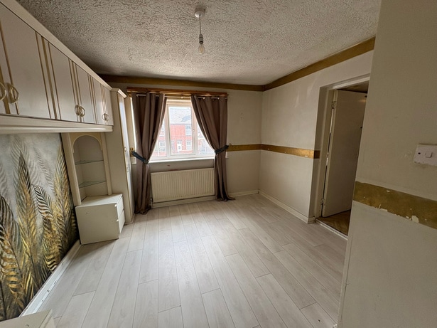 140 Queens Rd, Beeston for sale - Interior Photo - Image 2 of 20