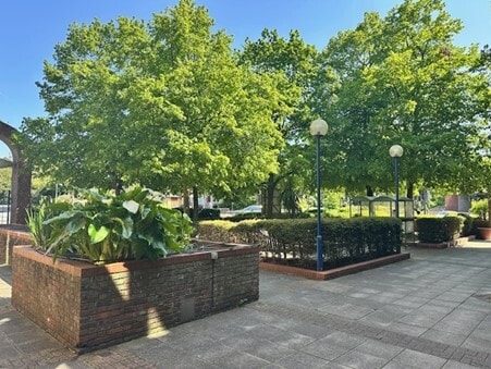 27-43 Eastern Rd, Romford to rent - Building Photo - Image 2 of 8