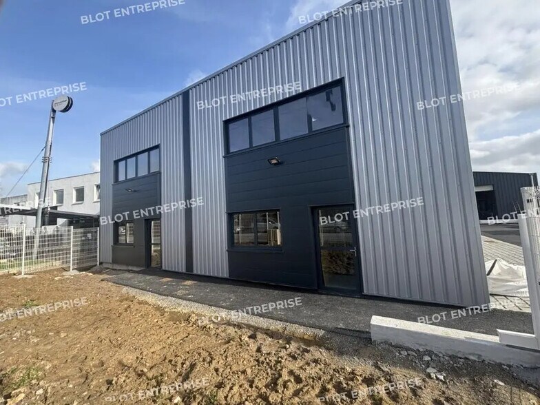 Light Industrial in Sainte-Luce-sur-Loire to rent - Building Photo - Image 2 of 5