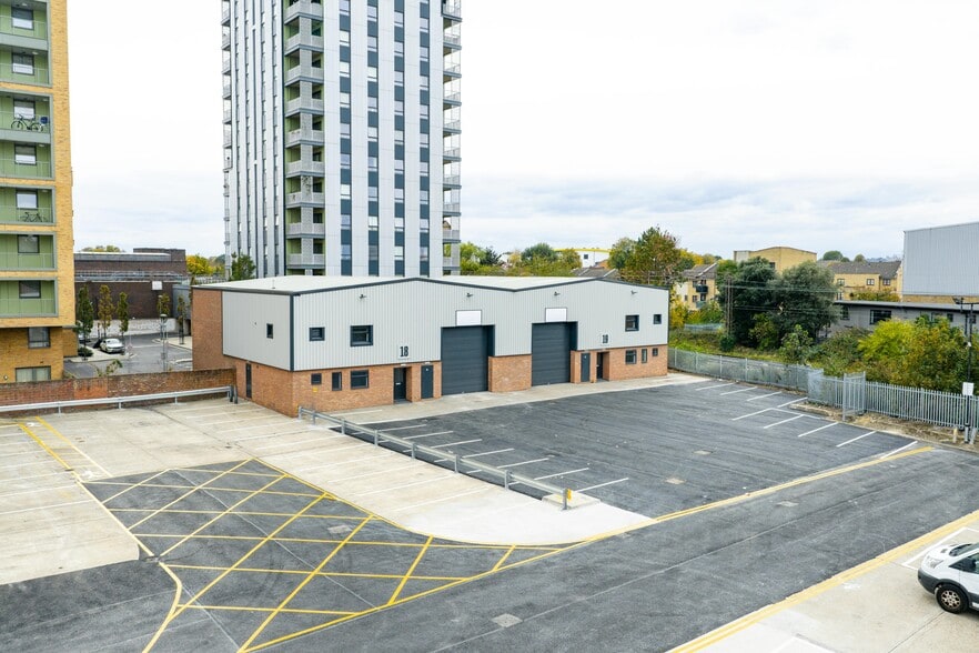 Langhedge Ln, London to rent - Primary Photo - Image 1 of 1